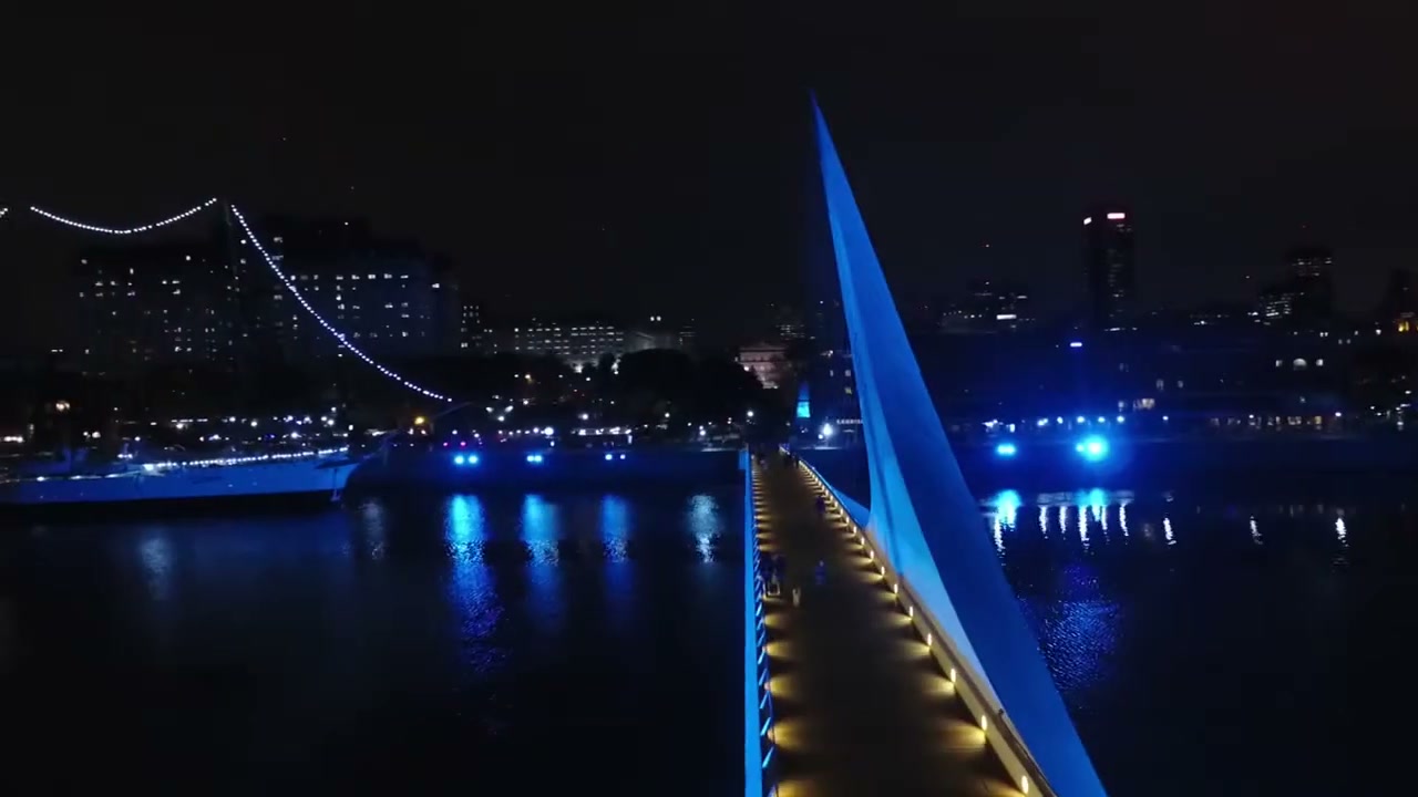 Puente de la Mujer iluminado en azul, Puerto Madero