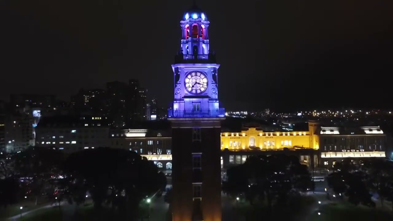 Torre Monumental iluminada en azul